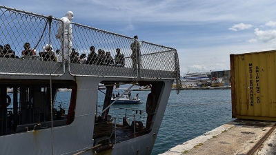 Η Ιταλία στέλνει το πρώτο πλοίο με μετανάστες στην Αλβανία