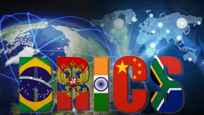 Τέλος στην μονοκρατορία του δολαρίου: Με όχημα τις BRICS η Ρωσία εκδημοκρατίζει την παγκόσμια οικονομική ανάπτυξη, χωρίς αυτό
