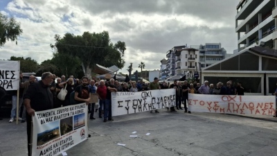 Ηράκλειο: Διαμαρτυρία κατοίκων στην Περιφέρεια Κρήτης ενάντια στην εγκατάσταση των ανεμογεννητριών