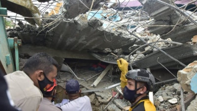 Τραγωδία στην Ινδονησία - Τουλάχιστον 35 νεκροί από τον σεισμό των 6,2 ρίχτερ