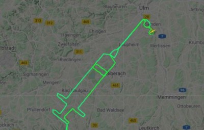 Γερμανός πιλότος πραγματοποίησε πτήση σε σχήμα σύριγγας με αφορμή τον εμβολιασμό