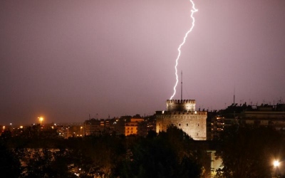 Ισχυρή καταιγίδα με πτώσεις δέντρων και αστραπές χτύπησε τη Θεσσαλονίκη