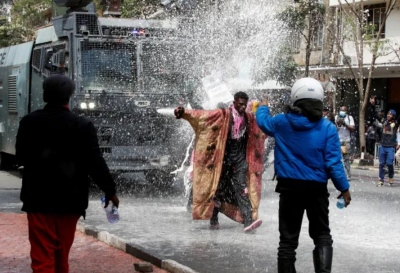Χάος στην Κένυα, δεκάδες νεκροί - Διαδηλωτές εισέβαλαν στο Κοινοβούλιο, συγκρούσεις με την αστυνομία