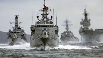 Πολεμικό σκηνικό στο Αιγαίο - Με 5 πολεμικά πλοία, η Τουρκία - Η Ελλάδα απαντά με φρεγάτα και κανονιοφόρο - «Δειλός ο Δένδιας»
