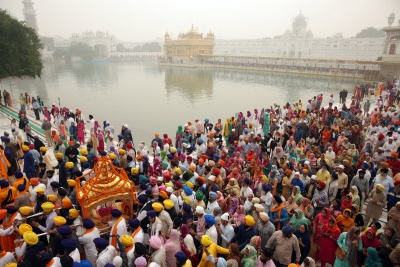 Ινδία: Σε καραντίνα 15.000 άνθρωποι – Ήλθαν σε επαφή με γκουρού που πέθανε από τον κορωνοϊό