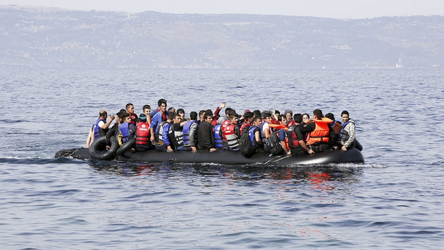 Αυστηροποιεί τις κυρώσεις κατά των διακινητών μεταναστών η Βρετανία - Γιατί στοχοποιεί την Κίνα