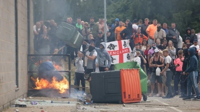 Άγρια επεισόδια στη Βρετανία μετά τη δολοφονία 3 κοριτσιών - Διαδηλώσεις κατά μεταναστών, βανδαλισμοί ξενοδοχείων