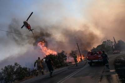 Σκληρή μάχη με δύο φωτιές δίνει η πυροσβεστική στην Κοζάνη