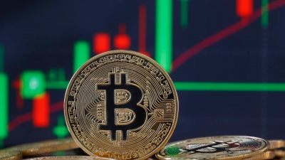 Πεισματικά κάτω από τα 100.000 δολ. το bitcoin - Περιμένει το επόμενο βήμα του Trump