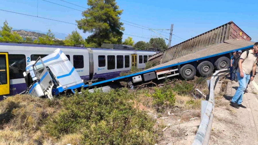 Σφοδρή σύγκρουση τρένου του προαστιακού με νταλίκα - Πανικός για 130 επιβάτες - Εκτελούσε το δρομολόγιο Χαλκίδα - Αθήνα