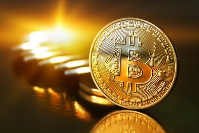 «Φούσκα» ή όχι το bitcoin «πετάει» πιο ψηλά και από τον χρυσό κόντρα στις προβλέψεις