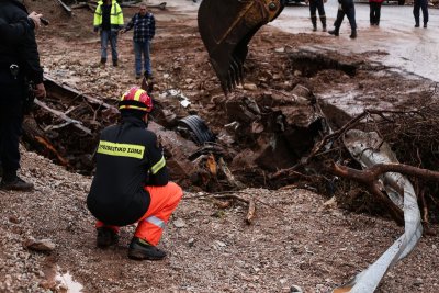 Στους 21 οι νεκροί από τις πλημμύρες στη δυτική Αττική – Αναζητείται ένας αγνοούμενος
