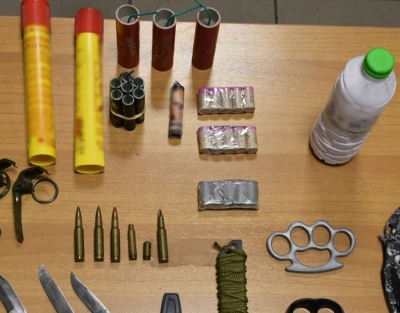 Συνελήφθη ο δράστης που πέταξε μπογιά στο Ρωσικό Προξενείο – Ολόκληρο οπλοστάσιο βρέθηκε στο σπίτι του