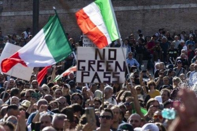 Ιταλία: Κοινωνική αναταραχή και ρωγμές στην κυβέρνηση προκαλεί το Green Pass για τον Covid –  Τελεσίγραφο στον Draghi από τον Salvini για την κατάργησή του