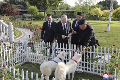 O ηγέτης της Β. Κορέας Kim Yong Un χάρισε στον Putin δύο σπάνια σκυλιά