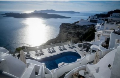 Reuters, AFP: Η Ελλάδα άνοιξε τα κύρια αεροδρόμια της, επανεκκινεί τον θερινό τουρισμό