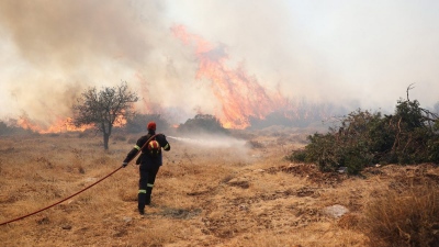 Μεγάλη πυρκαγιά σε δασική έκταση στα Καμένα Βούρλα - Επιχειρούν εναέρια μέσα