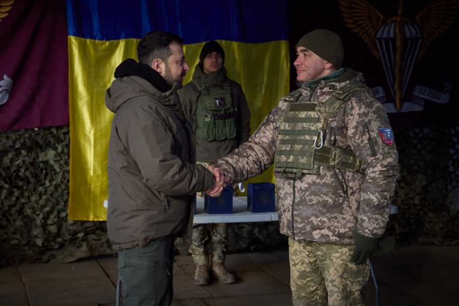 Στο Donbass, σε απόσταση 40 χιλιομέτρων από το μέτωπο ο Zelensky