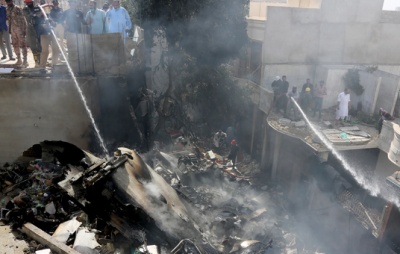 Δύο επιζώντες από το αεροπορικό δυστύχημα στο Πακιστάν - Τουλάχιστον 97 οι νεκροί