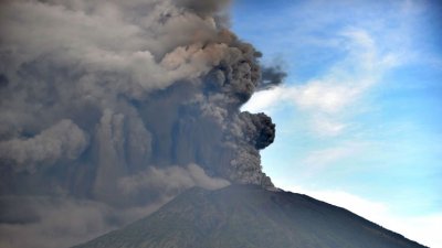 Ινδονησία: Ακύρωση πτήσεων στο Μπαλί λόγω του καπνού από το ηφαίστειο Agung