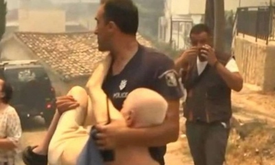 Φωτιά στην Πάτρα: Συγκλονίζει η εικόνα Αστυνομικού που σώζει από τις φλόγες ηλικιωμένο άνδρα