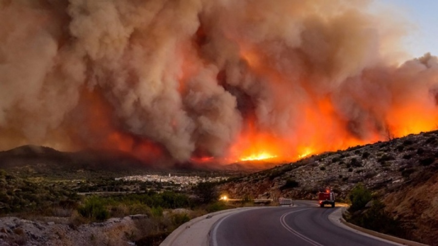 Μαίνεται η φωτιά στο Χιονοχώρι Σερρών - Συναγερμός για ακραίο κίνδυνο σε Αττική, Στερεά, Πελοπόννησο, Κρήτη