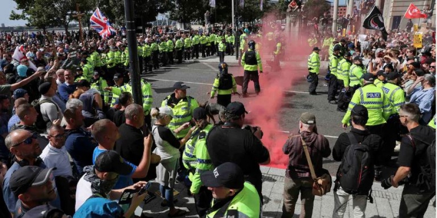 Καζάνι που βράζει η Βρετανία: 90 συλλήψεις στις ταραχές που σημειώθηκαν σε αντιμεταναστευτικές διαδηλώσεις