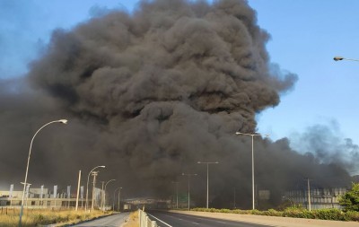 Μεταμόρφωση: Σε εξέλιξη η πυρκαγιά στο εργοστάσιο πλαστικών - Κανονικά η κυκλοφορία στην εθνική οδό Αθηνών - Λαμίας