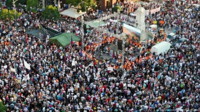 Χιλιάδες πολίτες της Σερβίας διαδηλώνουν εναντίον της εκμετάλλευσης κοιτασμάτων λιθίου