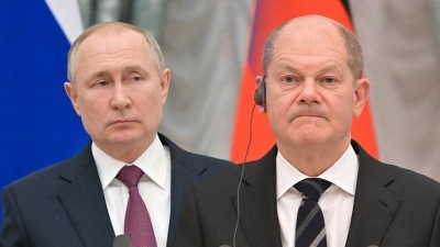 Επίδειξη ισχύος από Putin: Αγνοεί τον Scholz, δεν θέλει καν να μιλήσει μαζί του, δηλώνει η Baerbock