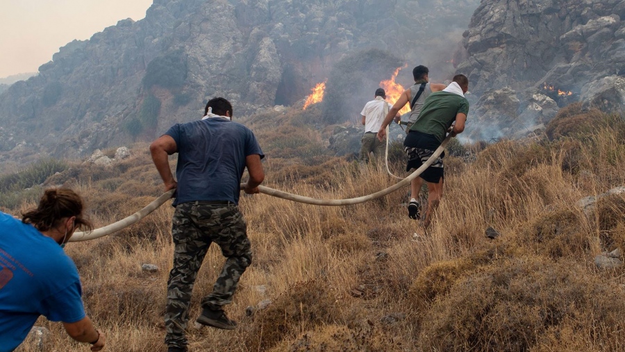 Φωτιά στην Αττική: Υπερανθρωπη προσπάθεια των κατοίκων - Παλεύουν μόνοι τους με κουβάδες να σώσουν τα σπίτια τους