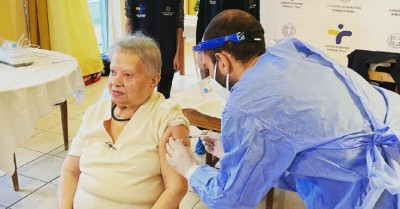 Κορωνοϊός: Η 95χρονη Δέσποινα Χάλαρη είναι η πρώτη που εμβολιάστηκε σε οίκο ευγηρίας