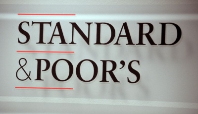 Με πολιτικά ελατήρια, η Standard and Poor's θέτει σε καθεστώς αξιολόγησης για αναβάθμιση το ελληνικό χρηματιστήριο