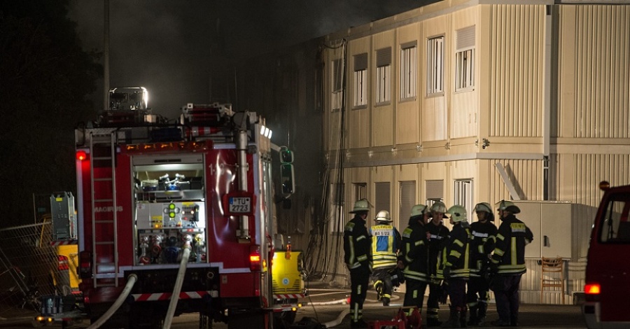 Reuters: Στις φλόγες κέντρο μεταναστών στη Βοσνία - Πηδούσαν από τα παράθυρα να σωθούν