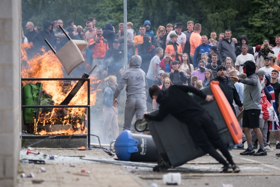 Η απόγνωση των πολιτών και όχι η ακροδεξιά, πίσω από τις αναταραχές στη Βρετανία