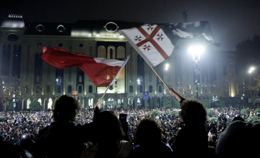 Γεωργία - Εκτός ελέγχου η κατάσταση στην Τιφλίδα,  ειδικές δυνάμεις αναπτύχθηκαν στο Κοινοβούλιο