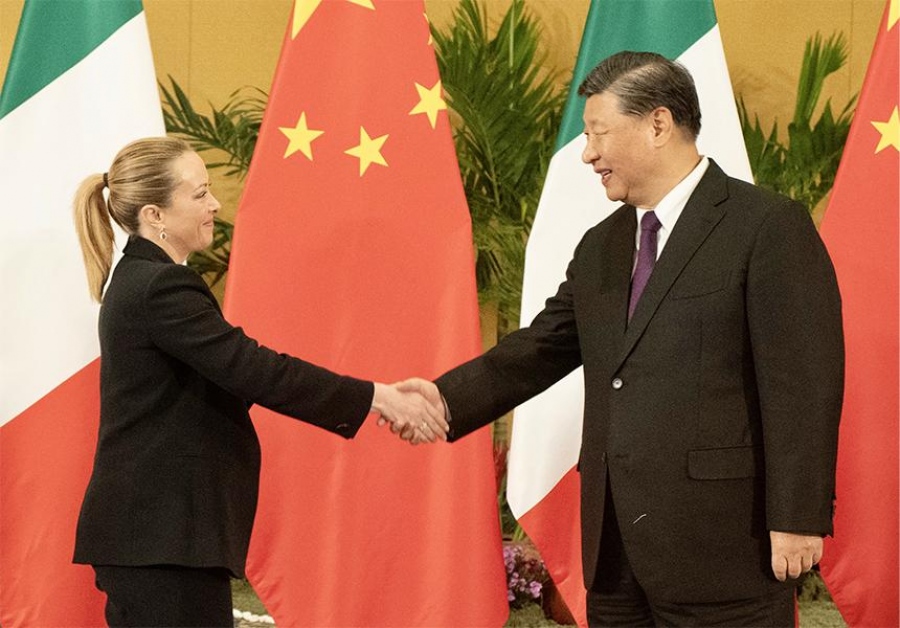 Η Meloni αγνοεί την αντικινεζική υστερία της Ευρώπη και υπογράφει διμερείς συμφωνίες με την Κίνα - Τα σχέδια της Stellantis