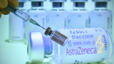 Στον αέρα ο εμβολιασμός κατά του κορωνοϊού - Αντικρουόμενες πληροφορίες για τη συνάντηση AstraZeneca με ΕΕ