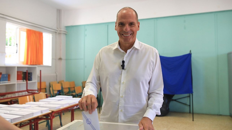 Ευρωεκλογές 2024 - Στο Παλαιό Φάληρο ψήφισε ο Βαρουφάκης: Όσο δεν ψηφίζεις, σε κυβερνούν πιο αδυσώπητα