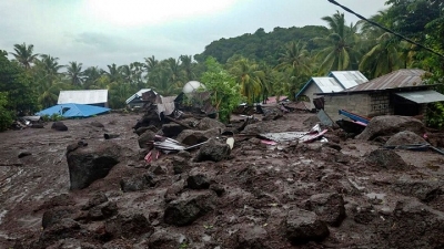 Ινδονησία: Τουλάχιστον 44 νεκροί από κατολισθήσεις και πλημμύρες