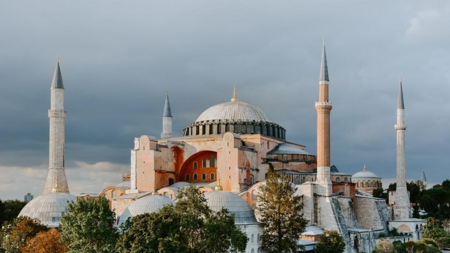 Σοβαρό επεισόδιο στην Κωνσταντινούπολη - Συνελήφθησαν Ίκαροι που σήκωσαν ελληνικές σημαίες στην Αγιά Σοφιά