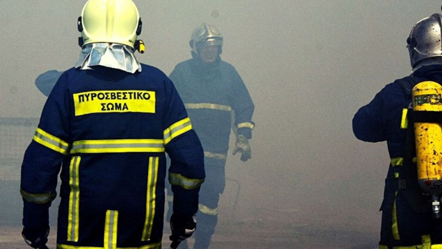 Χωρίς ενεργό μέτωπο, αλλά με διάσπαρτες εστίες  η πυρκαγιά στο Ξυλόκαστρο – Κλειστά τα σχολεία