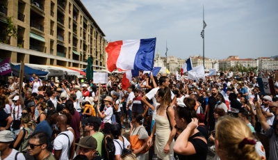 «Macron παραιτήσου!» - Την απομάκρυνση του Γάλλου προέδρου ζητούν διαδηλωτές στο Παρίσι