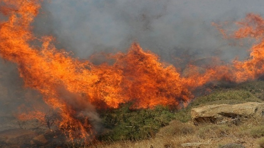Φωτιά στη Σέριφο, εντολή εκκένωσης από το 112 για δύο περιοχές – Το νησί έχει μόνο ένα πυροσβεστικό