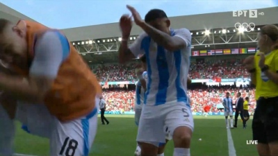 «Χαμός» μετά το γκολ της Αργεντινής: Εισβολή οπαδών, κροτίδες και ρίψη αντικειμένων, λίγο πριν το φινάλε! (video)