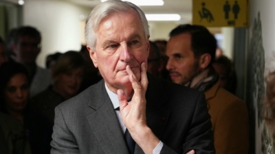 Νέα υποχώρηση από Barnier στη Γαλλία για να αποφύγει την ψήφο δυσπιστίας - Τηλεφωνική επικοινωνία με Le Pen