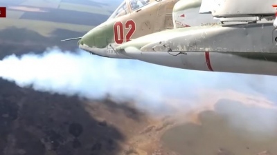 Ρωσικά μαχητικά αεροσκάφη Su-25 διαλύουν θέσεις των Ουκρανικών Ενόπλων Δυνάμεων κοντά στο Kursk