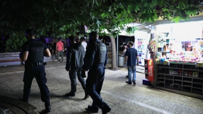 Αστυνομικοί έλεγχοι στην πλατεία Βαρνάβα για την αποφυγή «κορωνοπάρτι» το Σαββατοκύριακο