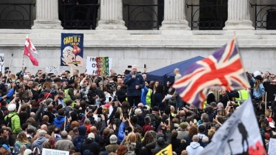 Χιλιάδες Βρετανοί διαδήλωσαν στο Λονδίνο κατά των μέτρων για την Covid-19