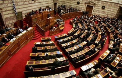 Βουλή: Υπερψηφίστηκε το νομοσχέδιο για τις εκθέσεις βιωσιμότητας των εταιρειών - Δεκτές οι τροπολογίες για μισθώματα και «καλάθι του Άι Βασίλη»